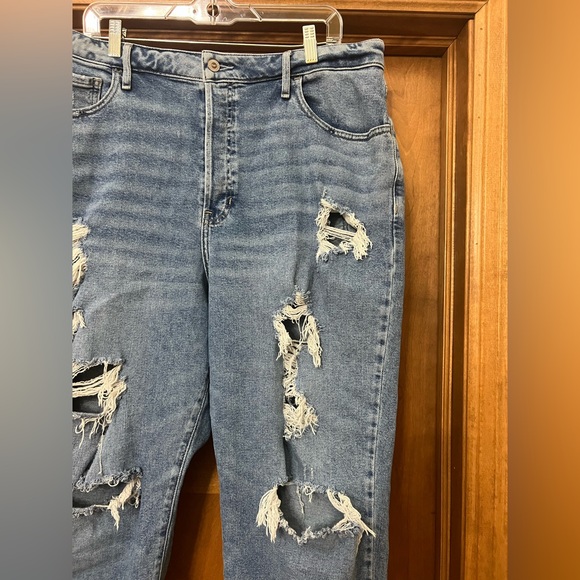 Hollister Curvy Ultra High Rise Vintage Straight Distressed Jeans Size 34 / 19S - Picture 5 of 15